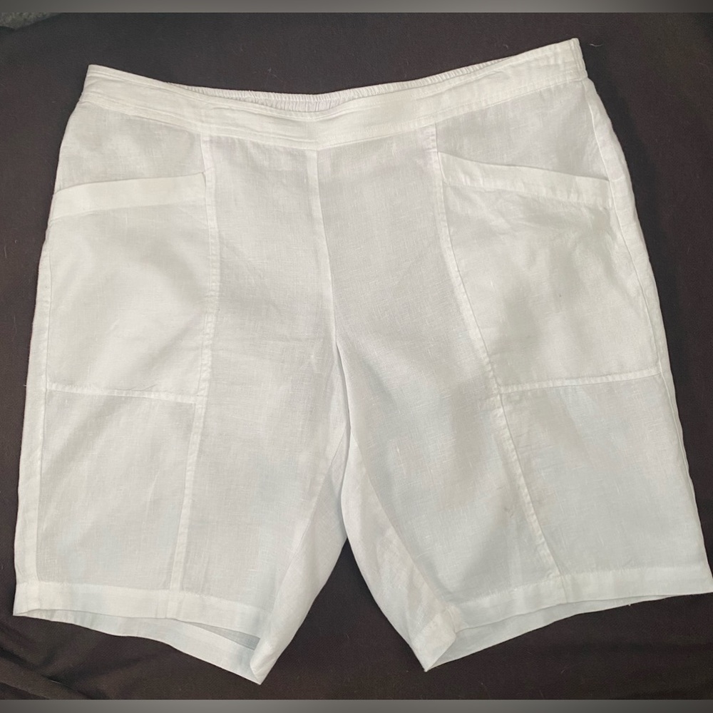 Eileen Fisher linen Shorts size large- White
